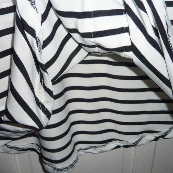 Flattering Top for Leggings Size Medium, White Gray Black Stripes, like new - Picture 8 of 9